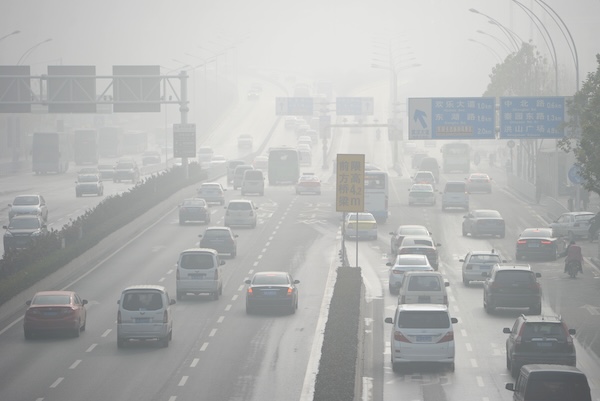 摄图网_700794707_车辆在大雾笼罩的城市主干线行驶(企业商用).jpg