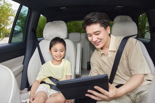 摄图网_507722467_父亲和女儿在车内看平板（企业商用）.jpg